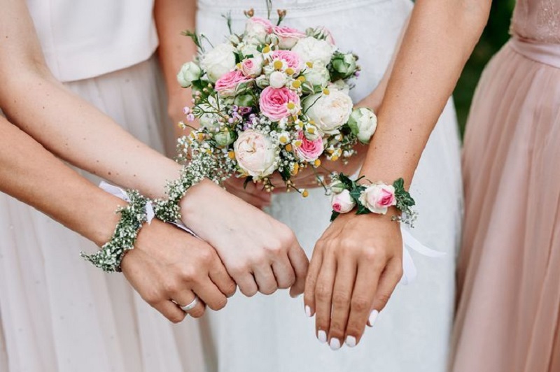 Wedding decoration – the little wrist flower on the bride’s hand has such a big charm